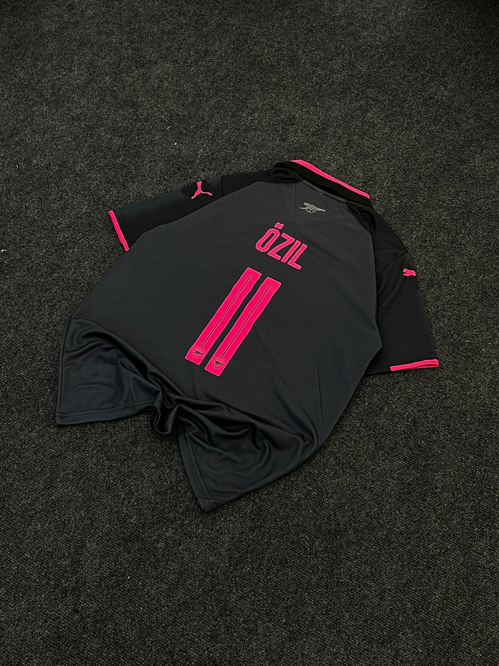 ARSENAL OZIL RETRO JERSEY